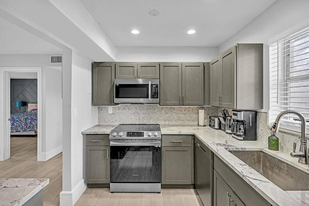 One Bedroom Steps Away From The Beach! Съни Айлс Бийч Екстериор снимка
